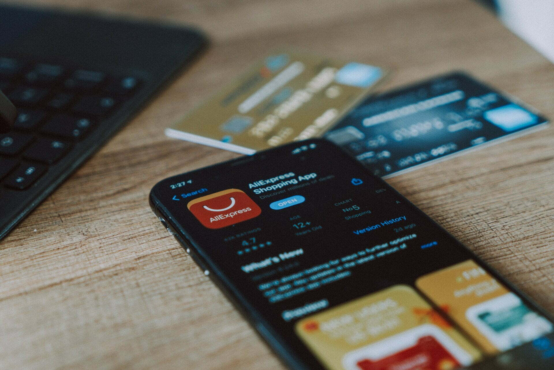 Pilih Kartu Debit atau Kartu Kredit